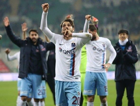 <p><strong>OLCAY'IN KATKISI ÇOK FAZLA</strong></p>
<p>Olcay'ın geçişlerdeki rolünü çok iyi oynadığını ve Trabzonspor'un sezonun ilk yarısında yapamadığı işleri yapmaya başladığını gördüm. Aldığı para falan tartışılıyor falan... Bence Olcay'ın katkısı çok basit, görünmeyen ama çok işlevsel. Savunma için de aynısını söyleyebilirim beksiz oynuyordu ilk yarıda Trabzon. Yeni transferlerin katkısı var. Ancak şunu söylemek lazım büyük takıma moral lazım her şeyden önce.</p>