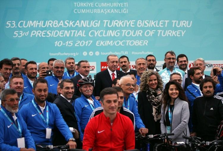 <p>Cumhurbaşkanı Recep Tayyip Erdoğan, Cumhurbaşkanlığı Külliyesi'nde gerçekleştirilen Cumhurbaşkanlığı Bisiklet Turnuvası tanıtım toplantısına katıldı. </p>
