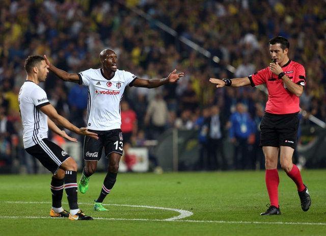 <p>Fenerbahçe-Beşiktaş maçında berbat bir yönetim gösteren Ali Palabıyık, Merkez Hakem Kurulu (MHK) kararı doğrultusunda sahalardan uzun süre uzak kalacak.</p>
