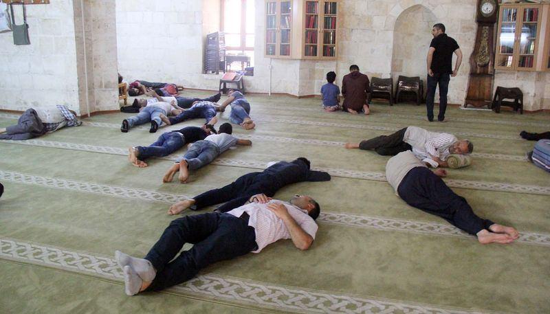 <p>Sıcaktan bulunan çocuklar ise yetişkinlerin ayaklarını koyduğu suya elbiseleriyle girerek serinleme yöntemine başvuruyor. Birçok vatandaş ise parklarda çimlerin üzerinde uyuyarak iftar vaktini bekliyor.</p>
