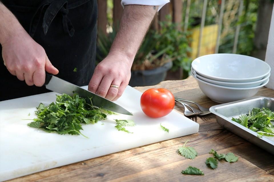 <p>Akbaba, "Türkiye gastronomi turizminde dünyada 23. sırada. Bu, Türkiye'ye yakışan bir mevki değil. Sahip olduğumuz değerlere baktığımızda Türkiye daha öne çıkabilir. Fransa bresse tavuklarında böyle bir çalışma yaptı. Fransa'nın gururu olarak görülen bu tavukların yetiştirilmesi yasaya bağlandı. Biz de doğal otların korunması, toplanması ve değerlendirilmesi belli şartlarda yapabiliriz" diye konuştu.</p>

<p> </p>
