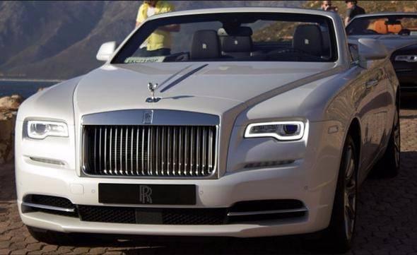 <p><strong>Rolls-Royce </strong><br />
<br />
El yapımı otomobilleri ile ünlenen İngiliz lüks otomobil markası ismini kurucuları Steven Rolls ve Henry Royce'den almıştır.</p>
