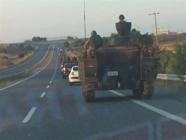 <p>Askeri darbe girişiminin ardından Lüleburgaz 65’inci Mekanize Piyade Tugay Komutanlığından İstanbul’a gitmek üzere hareket eden 15 tank, otoban gişelerinde yolu kapatan vatandaşlar tarafından geri döndürülmüştü.</p>
