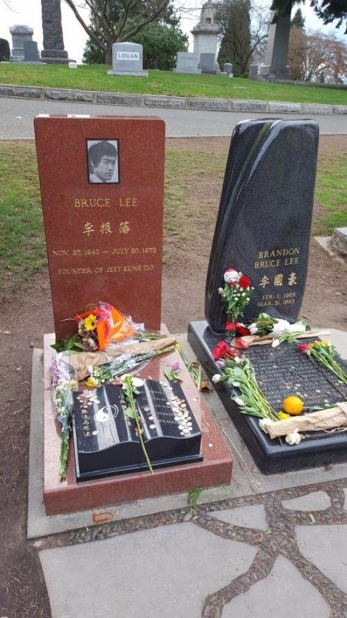 <p>Bruce Lee'nin Seatle'deki mezarı.</p>

<p> </p>
