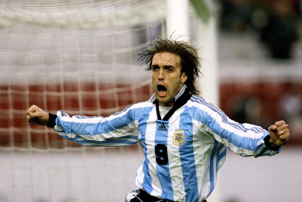 <p><strong>GABRIEL BATİSTUTA</strong><br />
<br />
Nam-ı diğer Batigol. 90'lı yıllarda çocuk olanların, asfalt üzerinde top peşinde koşarken adını haykırdığı gol makinesi... Batistuta sadece attığı gollerle değil, vefalı olmasıyla da gönülleri feth etmişti. Takımı Fiorentina 1993 yılında Serie B'ye düştüğünde o gemiyi terk etmek yerine takımda kalmayı tercih etmişti. 1996 yılında Fiorentina taraftarlarının bronz heykelini diktiği Arjantinli yıldız, 2004 yılında da yaşayan en iyi 100 futbolcudan biri seçilmişti. </p>
<p> </p>