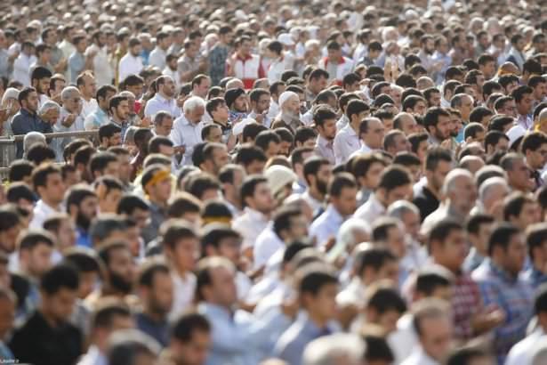 <p>Ramazan Bayramı'nı bugün kutlayan İran’da, yüzbinlerce başkentli bayram namazı için Büyük Musalla Camii’ne akın etti.</p>
