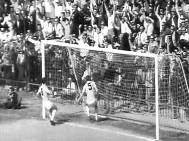 <p><strong>10. Panathinaikos - Kızılyıldız (1970-71)</strong></p>

<p> </p>

<p>1970-71 sezonu Şampiyon Kulüpler Kupası yarı finalinde Panathinaikos -Kızılyıldız eşleşmesi unutulmaz bir geri dönüşe sahne oldu. Panathinaikos, ilk maçı 4-1 kaybettikten sonra evindeki maçı 3-0 kazanarak adını finale yazdırdı.</p>
