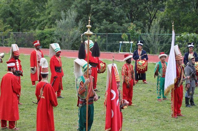 <p>"Eğer biz bu medeniyeti bugün yaşatamazsak bizden sonrakiler de yaşatamaz." diyen Abdiwali, şöyle konuştu."Hatta bizi, 'niye yapmadılar' diye sorgulayacaklar. Bu bir İslam medeniyeti. Mehter takımı bir dans grubu değil medeniyettir, bu Osmanlı medeniyetidir.</p>
<p> </p>