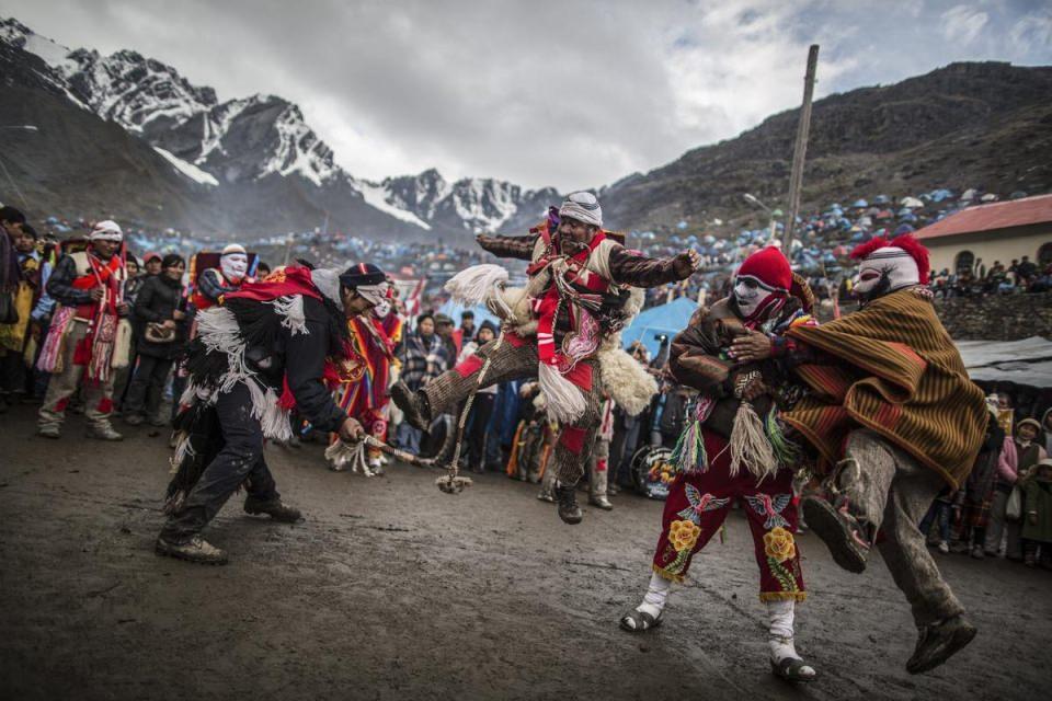 <p>Her yıl Mayıs sonu ve Haziran başında Peru'nun başkenti Lima'ya 1000 kilometre uzaklıkta bulunan Ausangate dağındaki Sinakara vadisinde düzenlenen dini Qoyllur Rit'i festivaline bu yıl binlerce Perulu katıldı. 18. Yüzyıldan bu yana düzenlenen festivale, Apu Ausangate'ye hakaret olabileceği düşünüldüğü için yabancıların katılmasına izin verilmiyor.</p>
