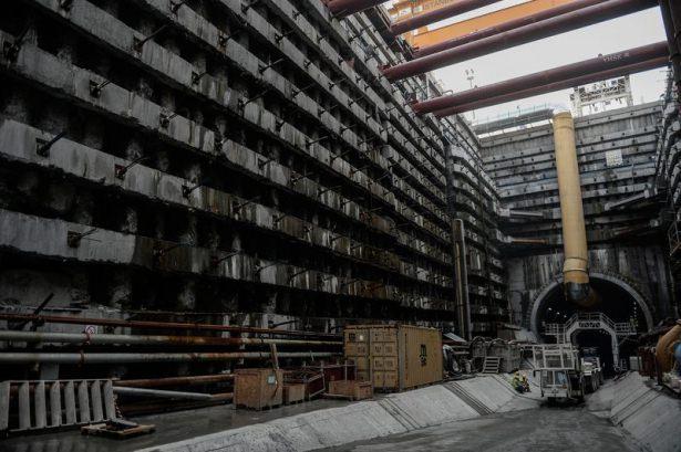 <p>Bağlantı yollarıyla toplamda 14 bin 600 metrelik uzunluğa sahip olacak Avrasya Tüneli Projesi’nin en derin noktası, İstanbul Boğazı'nın 106,4 metre derinliğinde yer alacak. </p>
