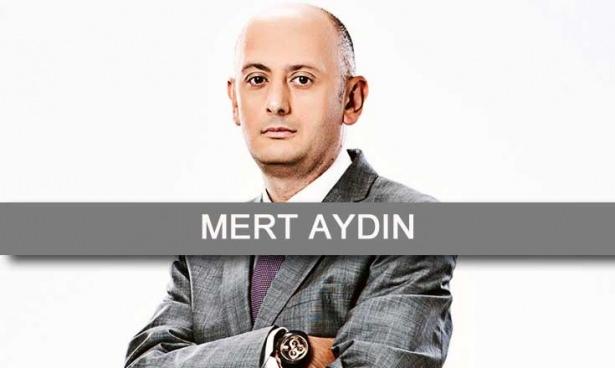 <p><strong>Mert Aydın: Başrol Deniz Hoca'nın</strong></p>

<p>Mustafa Denizli bir karar verince eleştirmeden önce birkaç kere düşünüyoruz.<br />
Bir kerameti vardır diyoruz.<br />
<br />
Misal Lazio maçına Prandelli ya da Hamza Hoca 5 stoperle çıksa maç bitmeden ipi çekilirdi. Dün akşam Sneijder'in ilk 11'de olmadığını duyduğumda aklıma Vitor Pereira geldi nedense. 'Mustafa Hoca yapınca vardır hikmeti' dedik geçtik. Ama ilk 11'de olsaydı o dağınık Trabzonspor savunmasının o 15 dakikalık baskıda dayanması mümkün olabilir miydi? Kim bilir?<br />
<br />
Marin ve Erkan'ın bireysel yeteneklerinden medet uman Trabzonspor ilk fırtınayı atlattıktan sonra oyuna girdi ve beklediğinden daha çabuk öne geçti.<br />
Ikinci yarı başındaki Galatasaray baskısı bitirici noktada beceri ve kaleci Onur sorunu yaşıyordu. Sneijder'in girişiyle yaratıcılık yönü artan Galatasaray'da sahanın yıldızı Sabri, Trabzon'u iyice kalesine yasladı. Tabii ki Özer ve Aykut'un gördüğü kırmızılar, bu baskının daha da büyümesine neden oldu. Mutlu son ise Selçuk'un penaltısıyla geldi. <br />
<br />
<strong>Akıllara Burak geldi </strong><br />
<br />
Hakem Deniz Ateş Bitnel çaldığı ve çalmadığı düdüklerle oyunun önüne geçti. Tartışılan kararları arasında bence sadece Aykut'a gösterdiği ikinci sarıdan kırmızı doğruydu. Tabii sondaki kırmızıları saymıyorum. Ama onları getiren penaltı da yanlıştı. Hakemler için zaten uygun olmayan iklimimizde onların da ruh hali iyice bozuldu. Kararlar da net bir şekilde bu sıkıntının göstergesi.<br />
<br />
Galatasaray kazandı ama eksik rakibe gol atmakta yaşanan sıkıntı akıllara yine Burak'ı getirdi.<br />
<br />
Trabzonspor ise hakemden şikayet edecek haklı olarak ama sorun sadece orada değil.</p>
