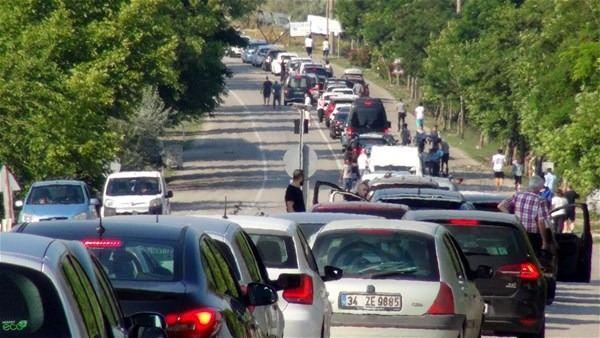 <p>Başta İstanbul olmak üzere Trakya'daki kentlerden yola çıkan sürücüler, Çanakkale Boğazı'ndan geçebilmek için feribot iskelelerinde 5 kilometrelik kuyruk oluşturdu.</p>
<p> </p>