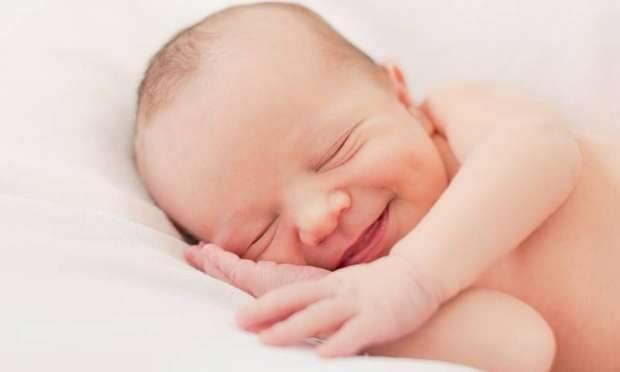 <p>Yenidoğan bebeklerin belli bir uyku saati olmalıdır ve her gün düzenli olarak o saatlerde uyumalılardır. Uyku düzeninin bozulmasıyla fiziksel ve zihinsel olarak geride kalırlar.</p>
