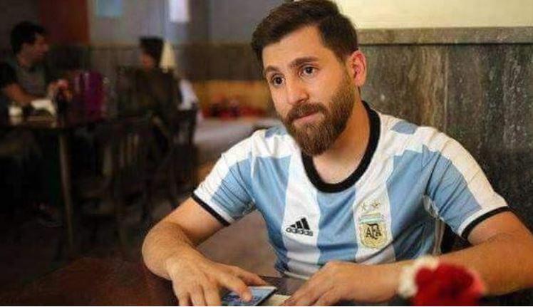 <p>İranlı genç sadece ülkesinde değil sosyal medyada da Messi'ye olan benzerliğiyle kısa sürede dikkat çekmeyi başardı.</p>
