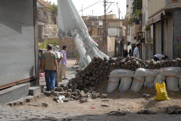 <p>İki polis memurunun şehit olduğu, 8’i polis 11 kişinin yaralandığı Sur İlçesi’nde bu sabah sokağa çıkmasının kaldırılması ile yaşam kısmen normale dönerken, jandarma tarafından Sur İlçesi’ne bağlı Büyükkadı Mahallesi’ne yapılan operasyonda silahlar ele geçirildi.</p>
