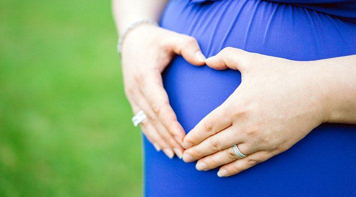 <p>Annenin kilolu bir bebek olarak doğurduğu kızların, hamilelikte <strong>kilolu bebek doğurma ihtimali yüksek olabilir.</strong></p>
