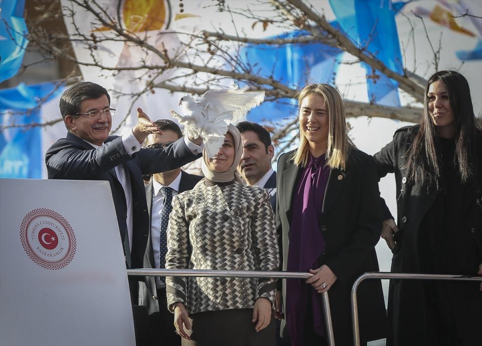 <p>Başbakan Ahmet Davutoğlu ve eşi Sare Davutoğlu programda beyaz güvercin uçurdu.</p>
