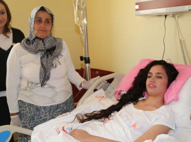 <p>Bir televizyon kanalındaki ses yarışmasıyla tanınan ve Ergani'deki evinde uğradığı silahlı saldırıda ağır yaralanan Mutlu Kaya, 37 günlük yoğun bakım ünitesindeki tedavinin ardından normal odada basının karşısına geçti.</p>

<p> </p>

