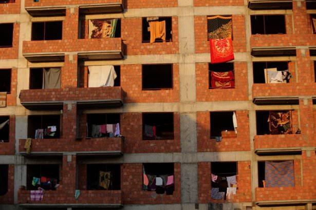 <p>Zaho'da okul, cami, inşaat ve nehir kenarlarında kalan sığınmacıların &ccedil;oğunun hedefi T&uuml;rkiye'ye ge&ccedil;mek. Zaho'da kaldıkları sağlıksız k&ouml;t&uuml; şartlarda &ccedil;ocuklarını korumanın m&uuml;cadelesini veriyor.</p>
