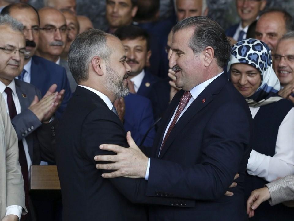 <p>Gençlik ve Spor Bakanlığı'na getirilen Osman Aşkın Bak, görevi Akif Çağatay Kılıç'tan devraldı.</p>
<p> </p>