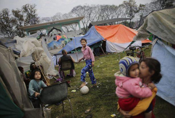 <p>Nepal'de cumartesi günü meydana gelen 7,8 büyüklüğündeki depremde ölenlerin sayısı 4 bin 438'e yükseldi.</p>

<p> </p>
