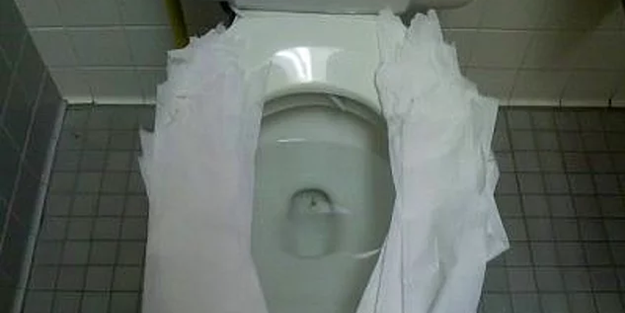 <p>Hepimiz halka açık tuvaletleri kullanmak zorunda kalırız. Özellikle titiz olanların tuvalet kağıdı sererek tuvaletleri kullanmasına uzmanlardan uyarı geldi!</p>
