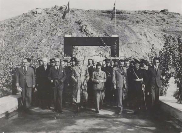 <p>Atatürk, Sabiha Gökçen ve Celal Bayar ile birlikte…</p>

<p> </p>
