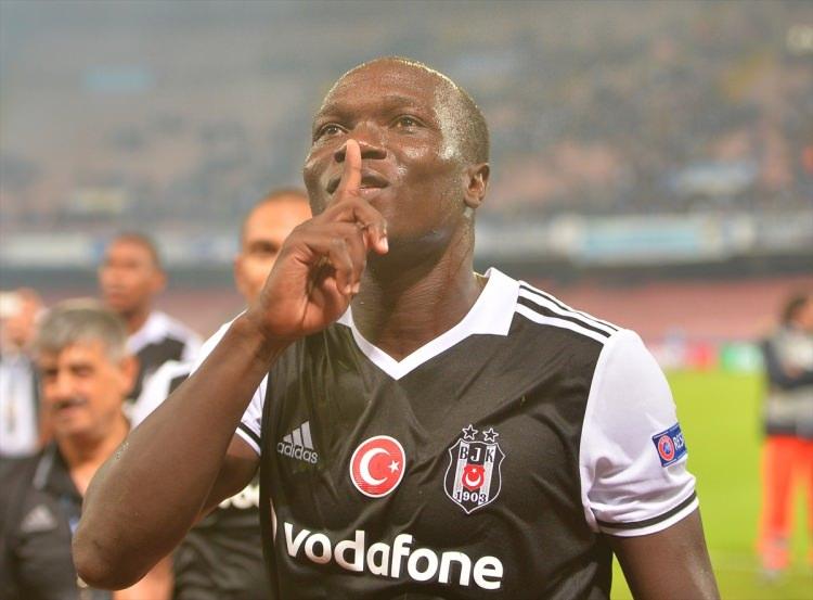 <p>UEFA: 'MAÇIN ANAHTAR OYUNCUSU ABOUBAKAR'<br />
<br />
UEFA resmi sayfasında Beşiktaş'ın aldığı galibiyet sonrası "Aboubakar'ın kafası Beşiktaş'a Napoli'de başarı getirdi" manşeti atarken, Kamerunlu oyuncunun 7 maçtır gol suskunluğunu Napoli'de bozduğunu ve maçın anahtar oyuncusu olduğunu yazdı. Şenol Güneş için de ayrı bir parantez açan UEFA "Güneş'in İtalyan işi" manşeti atarken, tecrübeli teknik adamı övdü. Şenol Güneş'in İtalya'da aldığı 2. zafer olduğunu hatırlatan UEFA, "5 yıl önce Inter'e yaşattığı şoku şimdi Napoli'ye yaşattı" diye yazdı.</p>
