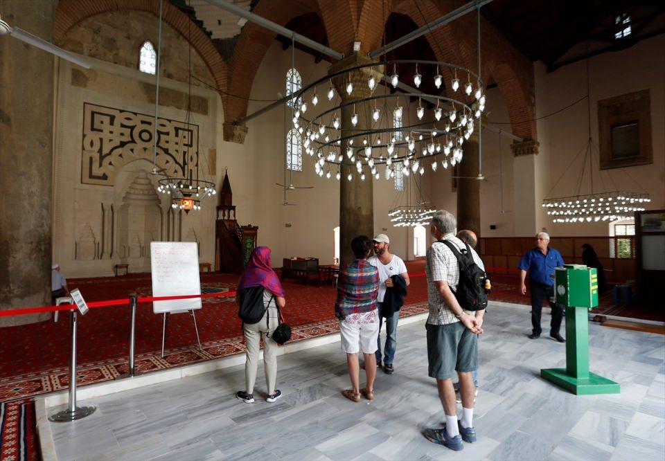<p>Selçuk İlçesi'nde Artemis Tapınağı ile Saint Jean Kilisesi arasında yer alan ve Aydınoğlu İsa Bey tarafından 1375 tarihinde yaptırılan İsa Bey Cami, ibadete açık bir şekilde ziyaretçilerini bekliyor. Tursitler de İsa Bey Camisi'ne yoğun ilgi gösteriyor.</p>
