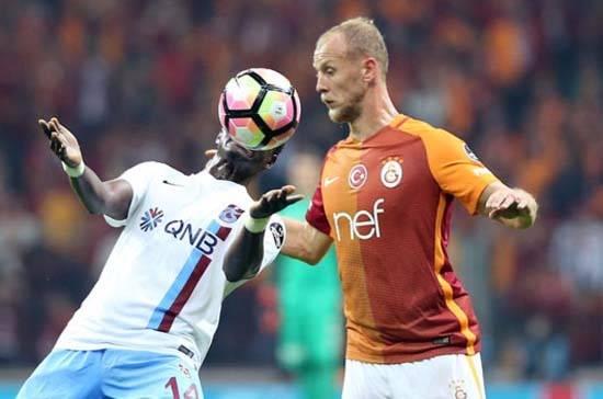 <p>Trabzon karşısında alınan 1-0’lık yenilgide gol öncesi pozisyon hatası yaparak Semih, mağlubiyete davetiye çıkarmıştı.</p>
