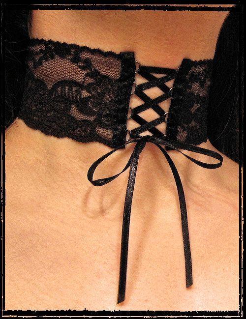 <p>1980'lerin modası choker kolyeler geri döndü. Boynunuzu sıkıca saran bu kolyelerle sizde modayı takip edin.</p>