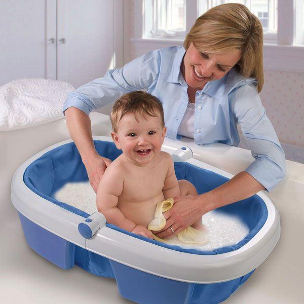 <p><strong>4. Banyo yapan çocuk hasta olur</strong></p>

<p>Aileler soğuk havalarda banyo yapan çocuğun hasta olacağına inanır. Oysa çocuğun banyo yapması, onu rahatlatır, burun tıkanıklığını açar ve enfeksiyonu vücuttan uzaklaştırır. Çocuğun yattığı oda sıcak ve güneş alıyorsa haftada 3-4 kez banyo yaptırılmalıdır.</p>

