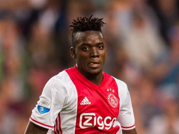 <p>Galatasaray - Bertrand Traore<br />
<br />
Chelsea’den kiralık gittiği Ajax’ta yıldızı parlayan 21 yaşındaki forvet Bertrand Traore için Avrupa Ligi finaline giden Galatasaray sportif direktörü Ergün, Tudor’un yeni sezon planlarını anlattı. Burkina Fasolu forveti B.Dortmund, Leipzig, Monaco, Lyon, Everton ve Valencia da istiyor.</p>