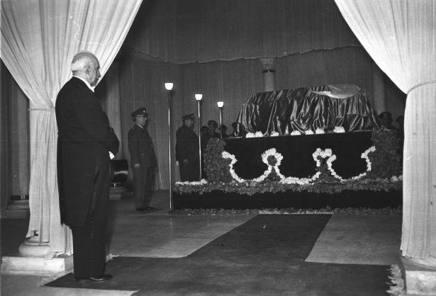 <p>Atatürk'ün naaşı, Anıtkabir'e defnedilmek üzere Etnoğrafya Müzesi'nden çıkarılmadan önce CHP Genel Başkanı İsmet İnönü saygı duruşunda görülüyor. </p>
