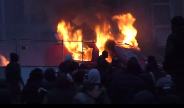 <p>Bazı göstericiler, RTL radyosuna ait bir aracı ve bir kamyoneti yaktı.</p>

<p> </p>
