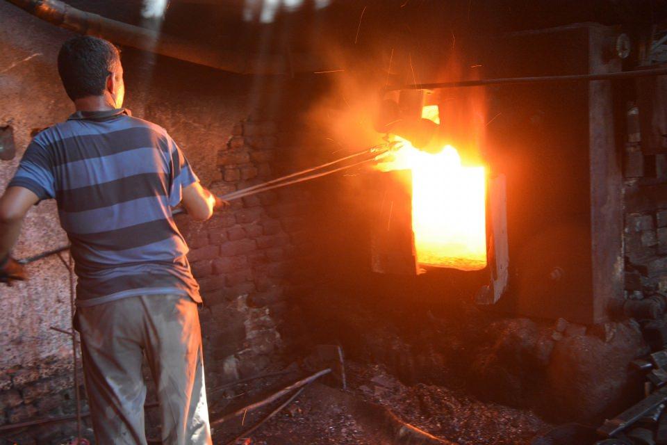 <p>Isıtılan demiri tarım aletlerinde kullanacak hale getiren işçiler, sıcak havalardan şikayet etmezken, kış şartlarında işlerinin daha zor olduğunu kaydetti. Balıkesir'de hurda demirleri ısıtarak tarım aletleri yapımında kullanan demir işçileri sıcaktan yana sıkıntı yaşamıyor. </p>
