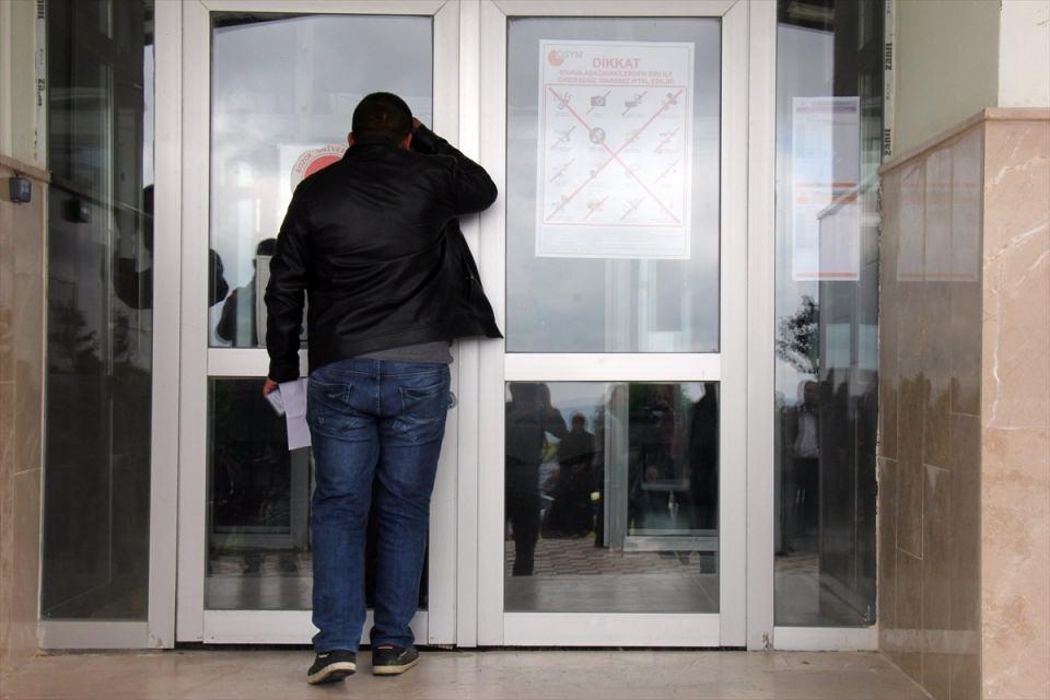 <p>Sınava saat 09.45'ten sonra gelen adaylar, sınav binalarına alınmadı.</p>