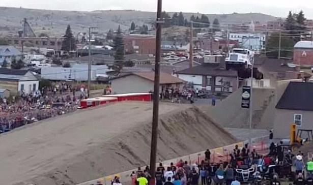 <p>ABD'nin Montana eyaletinde Gregg Godfrey, 9 tonluk kamyonla 50.5 metre uçarak bu alanda dünya rekoru kırdı.</p>

<p> </p>
