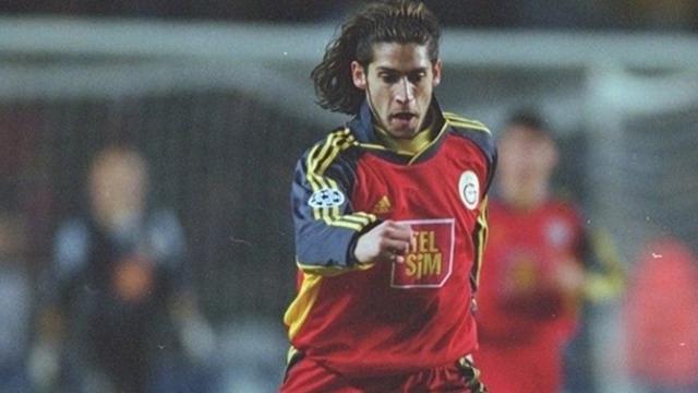 <p><strong>ÜMİT DAVALA</strong></p>
<p> </p>
<p>Galatasaray'ın bir dönem vazgeçilmezlerinden olan Ümit, sağ bek, sağ açık ve orta sahada forma giyiyordu. Sonraları Fatih Terim'le birlikte Milan'a giden Ümit, ardından Simic takasıyla Inter'in yolunu tuttu ancak forma şansı bulamadı. Inter'deyken kiralık olarak G.Saray ve W.Bremen'de oynayan oyuncu, Bundesliga şampiyonluğu da yaşadı.</p>