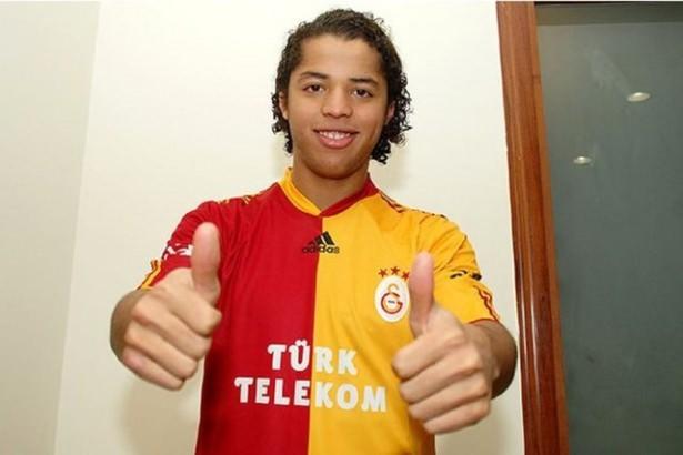 <p>Giovani dos Santos - Yaşı: 25 - Takımı: Villarreal (İspanya)</p>