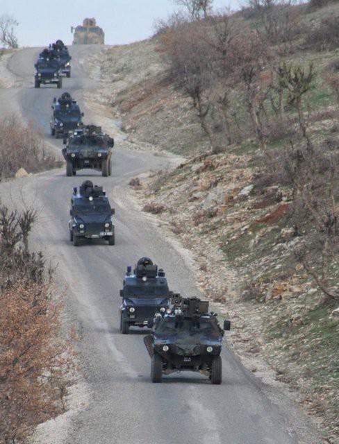 Diyarbakır'ın Lice, Hazro ve Kocaköy ilçeleri arasında kalan bölgede jandarma, polis özel harekat ve istihbarat birimlerinin katılımıyla düzenlenen operasyonda PKK'ya ait tonlarca uyuşturucu ele geçirildi.