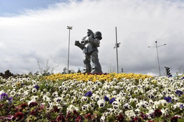 <p>Ankara Büyükşehir Belediyesince, nisan ayında yapımı devam eden Ankapark'ın yanındaki Atatürk Orman Çiftliği kavşağına dikilen robot heykeli kaldırılarak yerine dinazor heykeli dikildi. </p>

