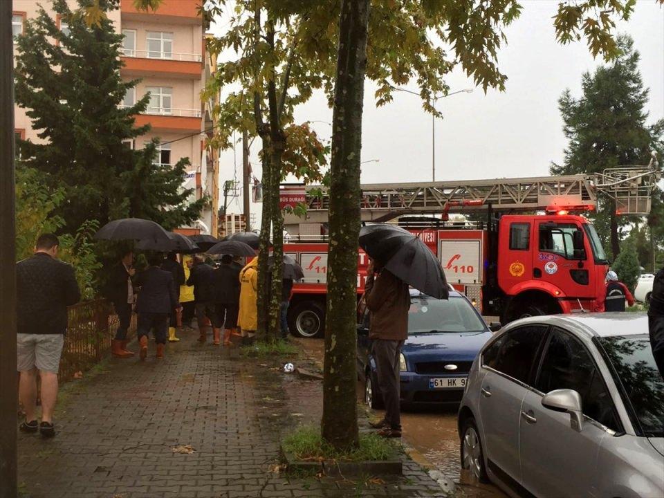 <p>Yağış başladığı sırada Merkez İlkokulu'nda derste bulunan öğrenciler, güvenlik amacıyla dışarı çıkarılmadı. İtfaiye aracıyla tahliyesine karar verilen öğrenciler, okul yöneticileri tarafından binanın üst katlarına çıkarıldı.</p>