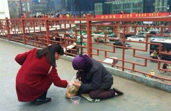 <p>60 yaşlarındaki bu kadın köprü üzerinde oturarak insanlardan para istiyor.</p>
