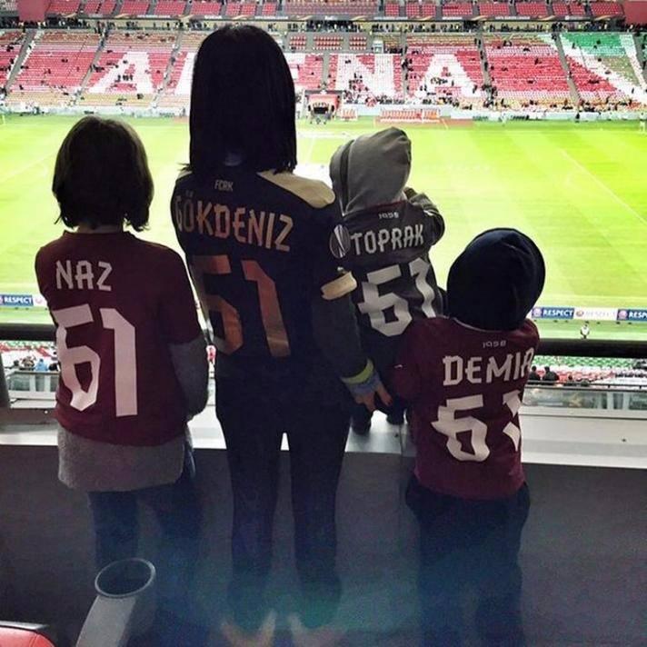<p>Gökdeniz'in eşi ve çocukları Naz, Toprak ve Demir de maçı tribünden 61 numaraları formalarıyla takip etti.</p>

