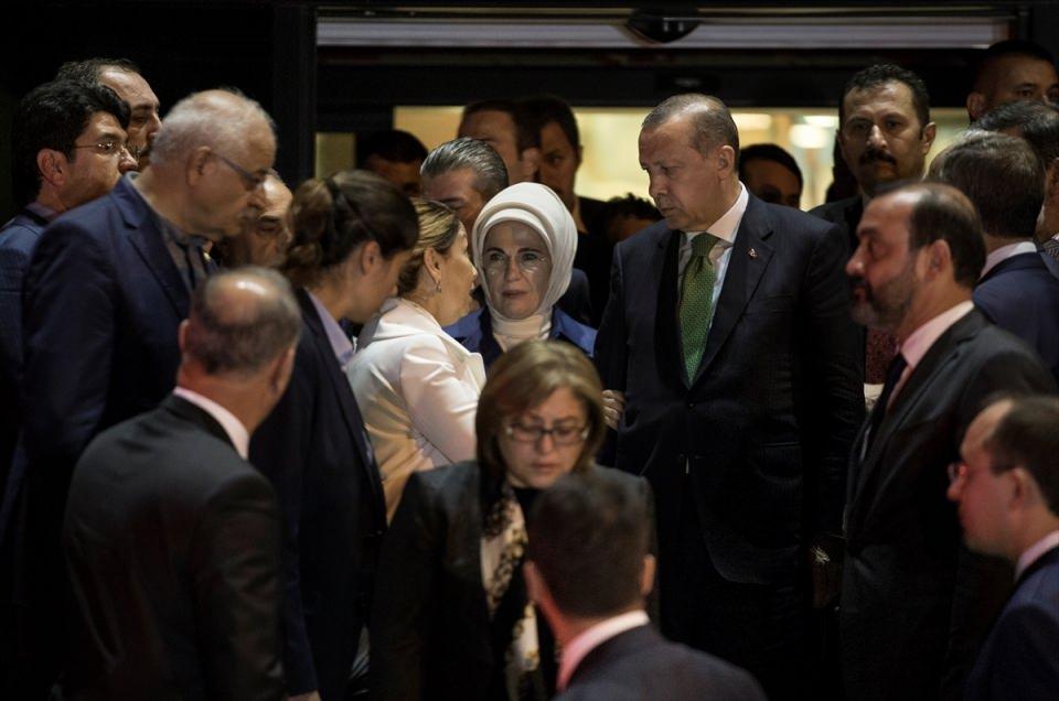 <p>İstanbul'dan Ankara'ya gelen Cumhurbaşkanı Erdoğan, eşi Emine Erdoğan ile Esenboğa Havalimanı'ndan Yüksel'in yaşamını yitirdiği Güven Hastanesine geçti.</p>

<p> </p>
