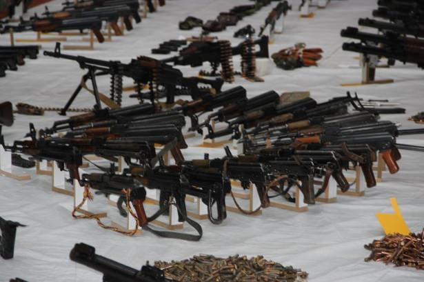 <p><strong>290 adet uzun namlulu silaha ait şarjör, 120 bin 70 adet uzun namlulu silaha ait fişek, 1 tabanca, 2 adet şarjör, 90 adet el bombası, 22 adet 20 litre bidonlara hazırlanmış el yapımı bomba,...</strong></p>