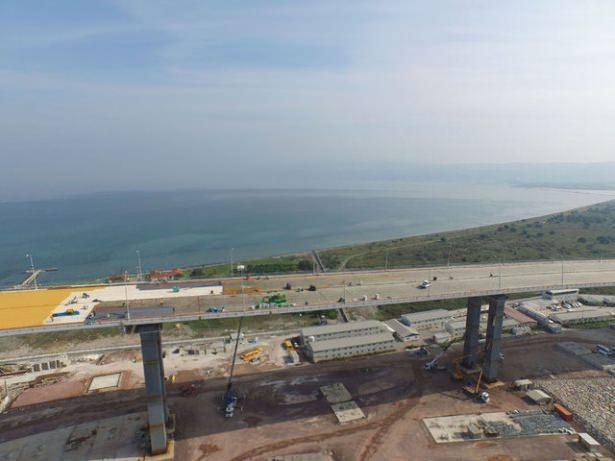 <p>"Yenikale'den Alsancak Limanı'na kadar olan mesafe 11 kilometre. Buranın derinliği de yaklaşık 10 metre. Oysa yeni kuşak konteyner gemileri ve kruvaziyerlerin girebilmesi için 14 metre derinlik gerekiyor. Onun için buranın 250 metre genişlikte 15 metre derinliğine taranması lazım. Aksi halde İzmir Limanına büyük gemiler giremez.</p>

<p> </p>
