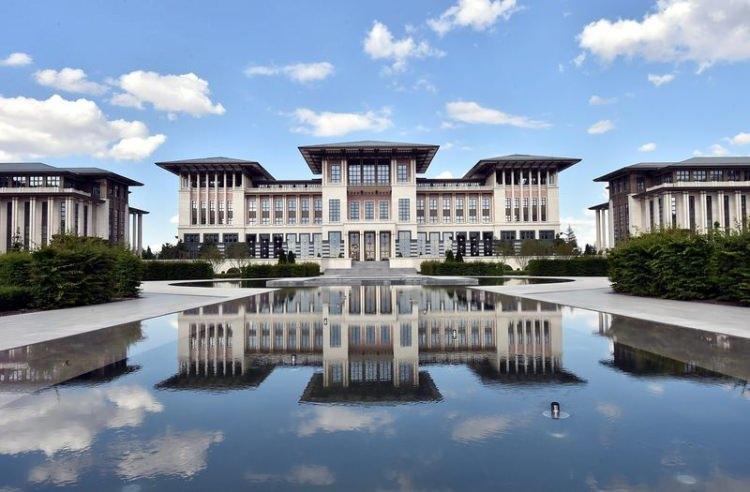 <p>Külliye ile ilgili bilgilerin paylaşıldığı 61 sayfalık rehberde binanın ana görünümü, kokteyl alanı, resmi ziyaretler, resepsiyonlar, iftar programları, ödül törenlerinin yanı sıra misafir salonu ve kamuya açık mekanlarla ilgili fotoğraflara yer verildi.</p>