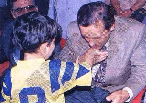 <p>İstanbul Büyükşehir Belediye Başkanı Recep Tayyip Erdoğan,Fenerbahçeli bir miniğin elini öpüyor.(1994)</p>